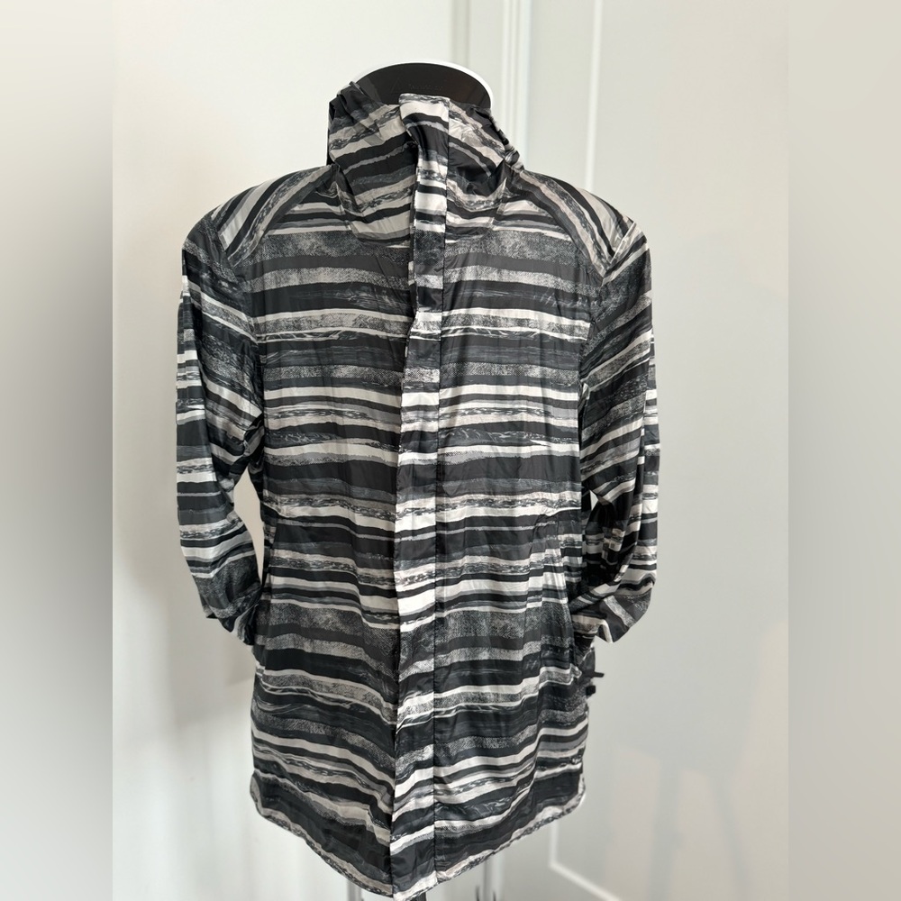 Packable Lululemon Lab lightweight summer jacket (size: small)